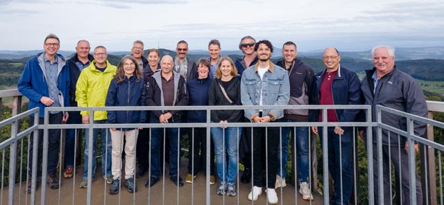  Landammann Dieter Egli (ganz links) mit den Gemeindevertreterinnen und -vertretern der Cheisacherturm-Trägergemeinden. Foto: zVg 