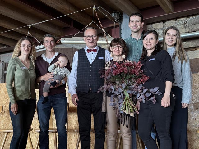 Die Wirtsfamilie Hürzeler mit ihren Kindern, deren Partnern sowie ihrem Enkelkind (von links): Jessica und Simon Meyer mit Elia, Röbi und Claudia Hürzeler, Fabrice, Céline und Leonie. Foto: Lilia Staiger