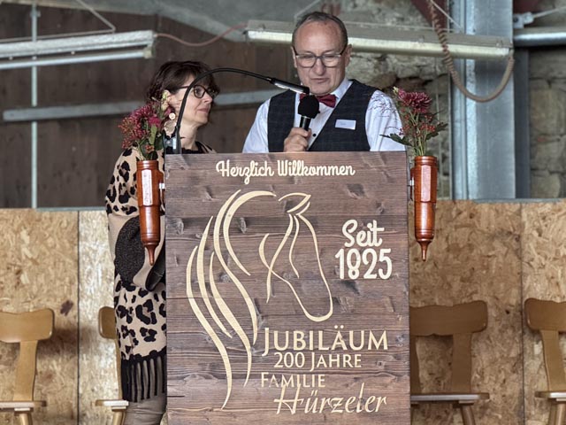 Röbi Hürzeler hält die Festansprache; links seine Frau Claudia Hürzeler. Foto: Lilia Staiger