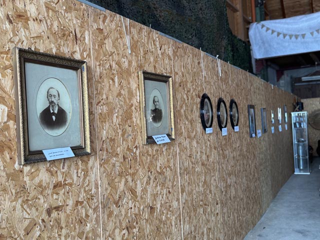 Sechs Generationen «Rössli»-Wirte auf der Fotowand. Foto: Lilia Staiger