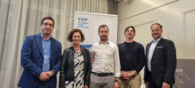 Von links Stefan Huwyler (Geschäftsführer), Sabina Freiermuth (Präsidentin), Christian Steiner (Fraktionssekretär FDP Schweiz), Nicola Richli (Präsident FDP Bezirk Laufenburg), Norbert Stichert (Vizepräsident). Foto: zVg 