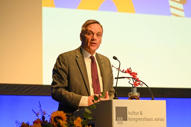 Regierungsrat Jean-Pierre Gallati eröffnete den Anlass mit einem Grusswort und hielt fest: «Begegnungsorte tragen viel zum Leben in den Gemeinden und Familien bei.» Foto: Kanton Aargau