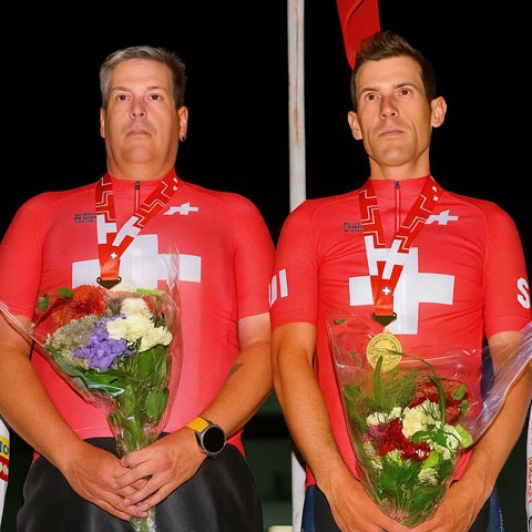 Jan Freuler (rechts) und Schrittmacher Flavio Küng mit Gold auf dem Podium. Foto: zVg