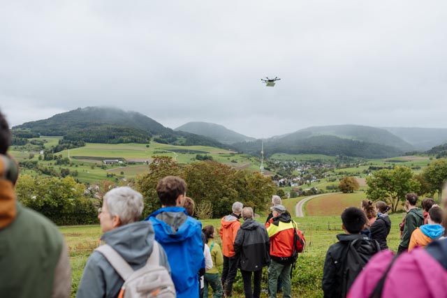 Mit einem neu entwickelten Sensor an einer Drohne misst das WSL Start-up Terra Rad den Wassergehalt in der obersten Bodenschicht auf der Keyline-Fläche.
