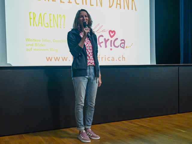 Daniela Lüscher bot den Anwesenden eine tierische Reise in den Busch. Foto: Marianne Füglistaller