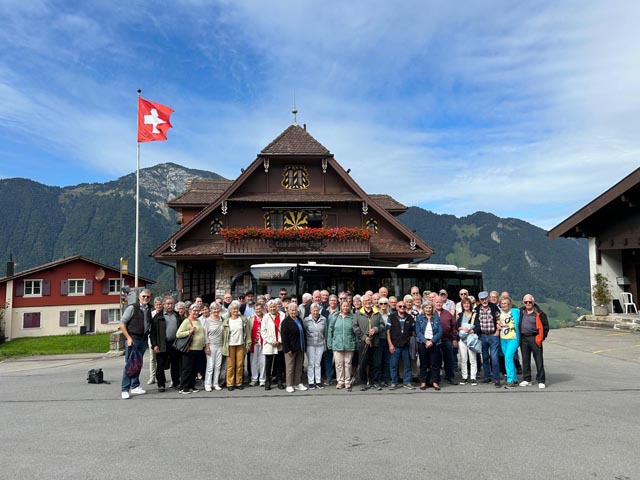 Die Gruppe vor der pittoresken Bergstation der Treib-Seelisberg-Bahn