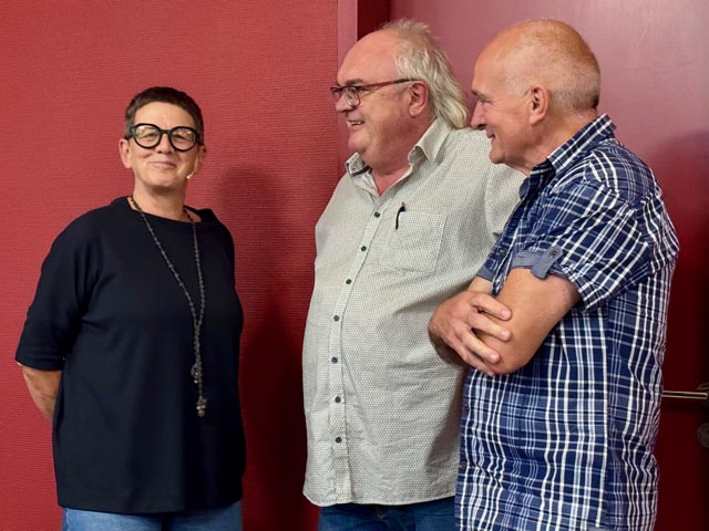 Susi Horvath zusammen mit Kurt Adler, Initiator der Notschlafstelle und Klaus Hollinger, Präsident der röm.-kath. Kirchgemeinde Zuzgen. Foto: Fritz Imhof