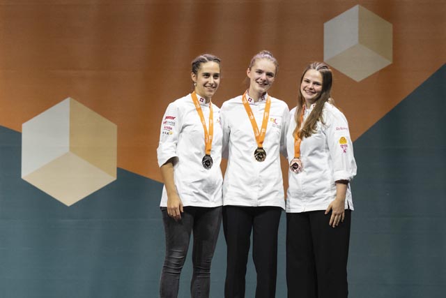 Das Podest «Bäcker/-in-Konditor/-in-Confiseur/-in I Konditorei-Confiserie» mit Sina Plattner (rechts). Foto: zVg