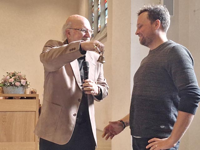 Achim Roloff überreichte seinem Nachfolger Roland Arnold ein Glöckchen.