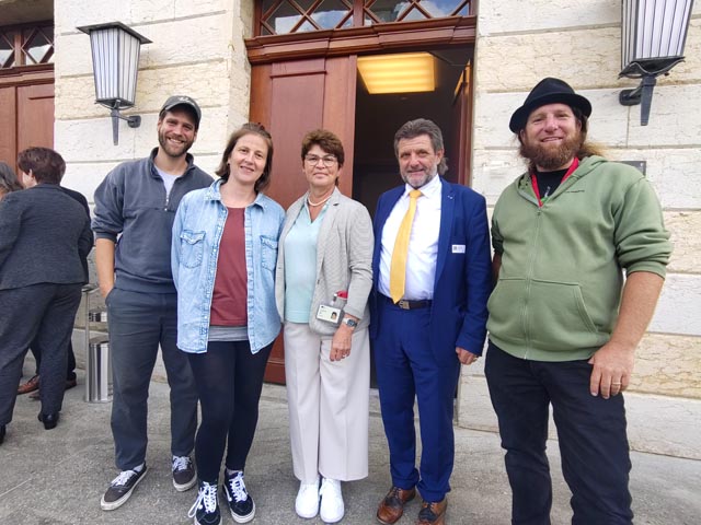 Freuen sich über die Annahme: Alessandro Fierz, Franziska Helfer, Rita Brem-Ingold, Alfons Paul Kaufmann und Lukas Langhoff (von links) vor dem Grossratsgebäude. Foto: zVg