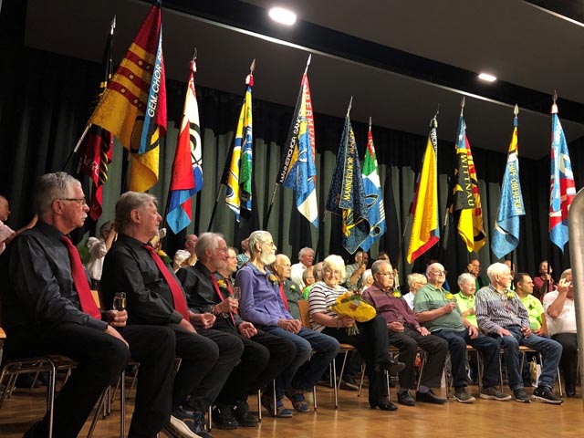 An der diesjährigen Delegiertenversammlung wurden langjährige Sänger und eine Sängerin geehrt, gefeiert und besungen. Das Chortett ist stolz, die einzige Frau unter den Jubilierenden zu stellen. Bernadette Häusler (Bild Mitte), ehemalige und langjährige Präsidentin, ist seit 45 Jahren Mitglied. Foto: zVg