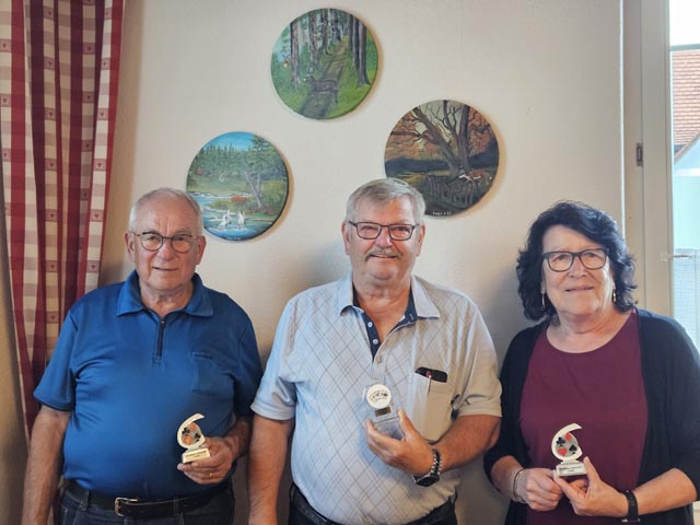 Die Tagessieger: 2. Viktor Erdin, 1. Philipp Rheinegger, 3. Lilo Ketterer (von links). Foto: Markus Lüthi