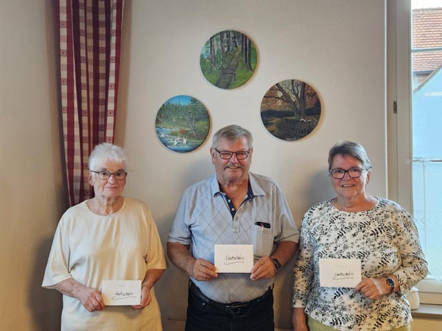 Gesamtrangliste: 2. Bernadette Rippstein, 1. Philipp Rheinegger, 3. Rita Stern (von links). Foto: Markus Lüthi