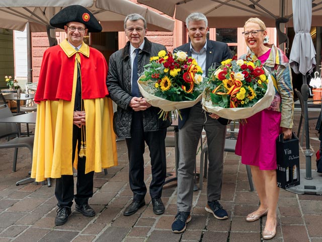 von rechts): Claudia Rohrer (SP) ist die erste Stadtpräsidentin von Rheinfelden; Benjamin Steiger (parteilos) ist als neuer Vizeammann von Rheinfelden gewählt; der amtierende Stadtpräsident Franco Mazzi (FDP), der nach 20 Jahren nicht mehr zur Wiederwahl antrat; Stadtweibel Macel Hauri. Foto: Peter Koller