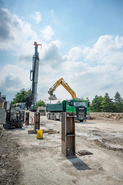 Am Erdbeergraben ist die Bohrmaschiene für Pfahlbohrungen im Einsatz. Foto: Zoo Basel