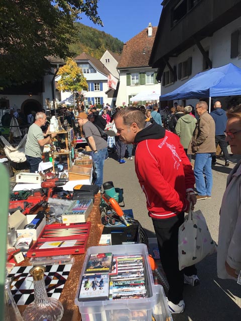 Typische Stimmung auf dem Floh- und Bauernmarkt Maisprach. Foto: Stephan Schöttli