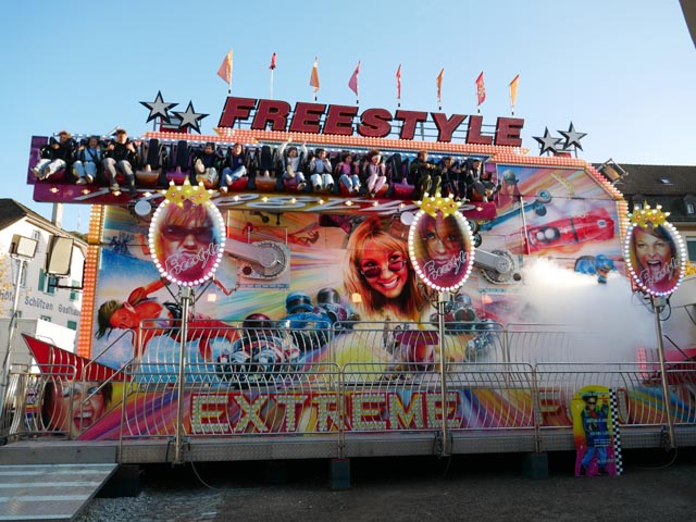 Ein Härtetest für den Gleichgewichtssinn wartete vor dem Schulhaus.