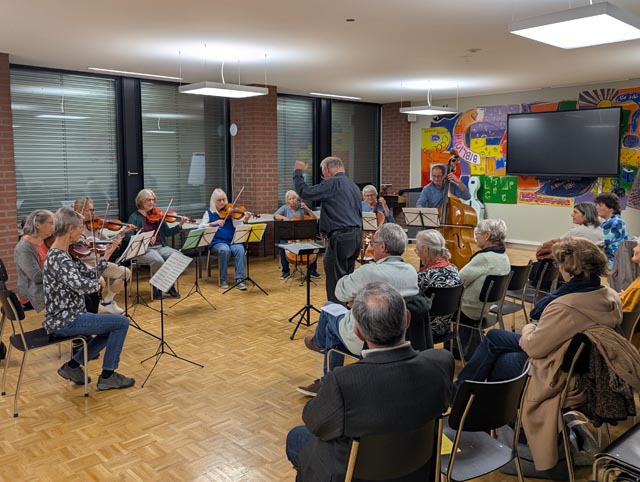 Das Erwachsenen-Streichensemble leitete die Versammlung ein.