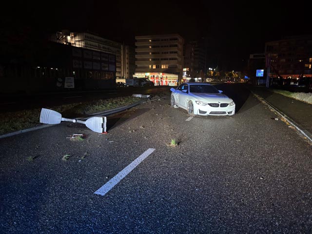 Auch eine Strassenlampe wurde stark beschädigt.