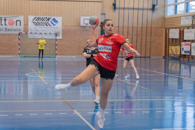 Die Kreisläuferin Marie Bordenet vor dem Wurf