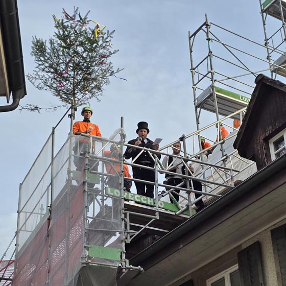 Traditionelles Richtfest mit geschmücktem Tännli, dem Richtspruch mit dem Zerschlagen der Trinkgläser, dem Einschlagen des letzten Nagels und dem Feierabendklopfen. Foto: zVg