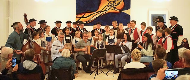 Gesamtchor mit JK Laufenburg – Rheinfelden ,Chinderjodlerchörli und Ländlerkapelle «tubetänzig». Foto: Nadja Wirth