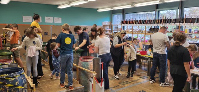 Reger Betrieb herrscht in der Kerzenküche der Primarschule Herznach.