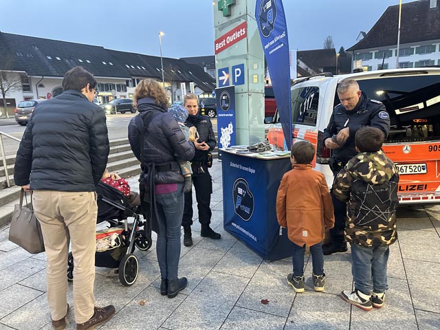 Das Interesse an den diversen reflektierenden Materialien war vor allem bei den Kindern gross. «Aber auch Erwachsene sollten auf bessere Sicherheit achten», betonten die Mitglieder der Regionalpolizei. Fotos: Sonja Fasler 