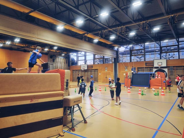 Offene Turnhalle bietet Platz für Bewegung. Foto: zVg