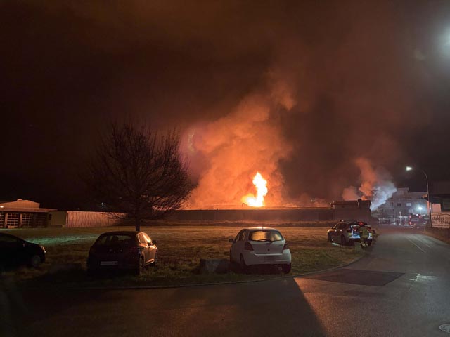 In Döttingen brach im Gebäude einer ehemaligen Schreinerei ein Brand aus.