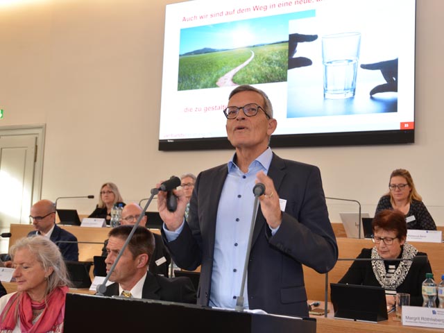 Prof. Dr. Hans Lichtsteiner zeigt in seinem Referat über die «Kirche 2045» die aktuellen, gesellschaftlichen Entwicklungen und Themen, mit denen sich die Kirche in Zukunft proaktiv beschäftigen sollte. Foto: Jeannette Häsler Daffré @kathaargau.ch