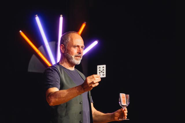 Weit mehr als nur klassische Kartentricks: Michel Gammenthaler bringt das Publikum mit Magie und Comedy zum Staunen und zum Lachen. Foto: Knut Burmeister