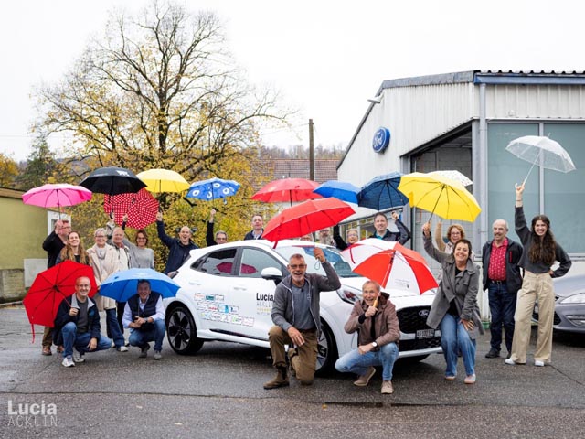 Gruppenfoto mit (fast) allen Sponsoren; rechts aussen die Siebenkämpferin Lucia Acklin. Foto: zVg