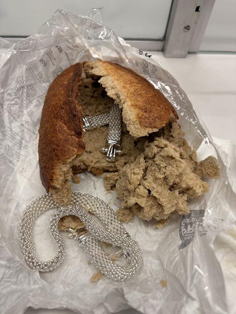 25 48 Diebesgut Brot