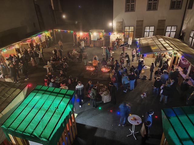 Ein stimmungsvoller Abend im Schein von Ständen und Feuerschalen. Foto: zVg