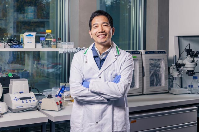 Jinghui Luo ist Forscher am Zentrum für Life Sciences am Paul Scherrer Institut PSI. Er untersucht Ablagerungen von sogenannten Amyloidproteinen, die im Gehirn zu Nervenschäden führen. Mit seiner Forschung will er langfristig helfen, neurodegenerative Krankheiten wie Alzheimer und Parkinson einzudämmen. Foto: © Paul Scherrer Institut PSI/Markus Fischer