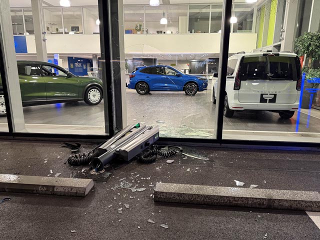 Erheblichen Schaden hat ein weisser Mercedes-SUV am Autocenter verursacht.