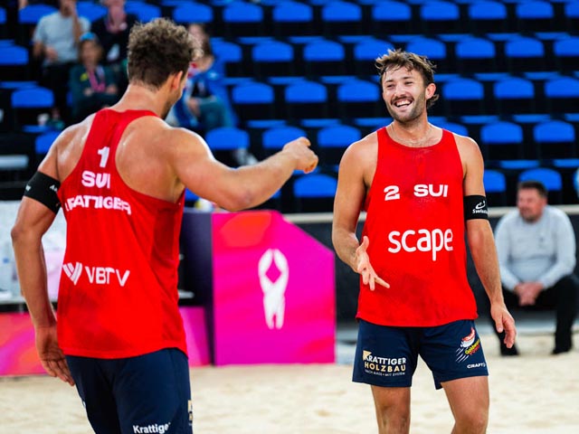Marco Krattiger (links) und Leo Dillier freuen sich über den Einzug in den Achtelfinal. Foto: zVg