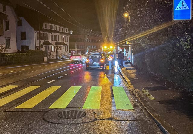 In Birsfelden kollidierte ein Personenwagen mit zwei Fussgängern.