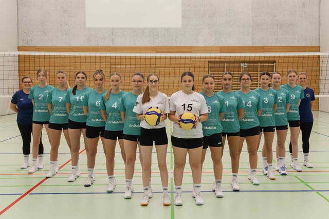 Die U23 von Volley Möhlin freuen sich auf ihr nächstes Heimspiel am kommenden Samstag (von links): Seraina Ernst, Janine Fleig, Leonie-Lara Rakitic, Dominique Rüttimann, Aileen Wohlgemuth, Lara Kym, Carmen Mandir, Irem Ezmi, Chiara Maiorano, Ladina Bargetzi, Blenda Xheladini, Sara Nuredini, Sienna Rittiner, Maja Magolan, Valentina Köppel, Lea Oliva. Foto: Jasmin Haller