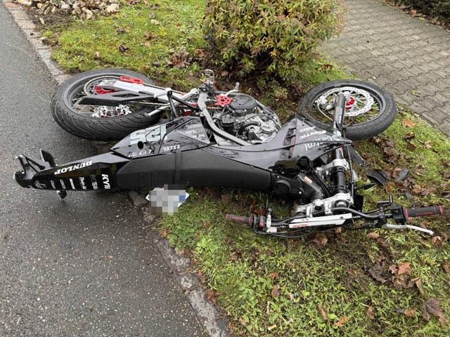 Ein 16-Jähriger wurde bei einem Sturz mit seinem Motorrad schwer verletzt.
