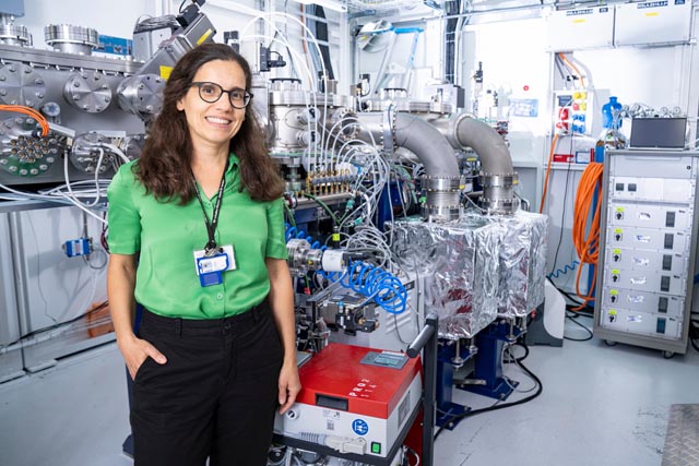 Ana Diaz an der cSAXS-Strahllinie der neu aufgerüsteten SLS. Das Upgrade wird es den Forschenden ermöglichen, Gehirngewebeproben bis zu 100-mal schneller abzubilden – oder bis zu 100-mal grössere Volumina zu erfassen. Foto: © Paul Scherrer Institut PSI/Mahir Dzambegovic