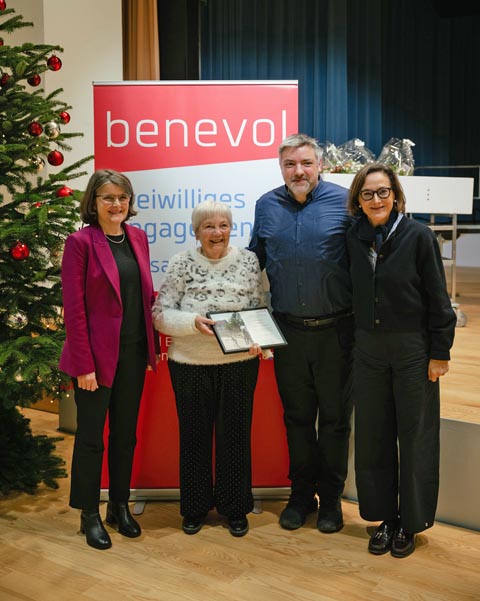 Ruth Christen: Von links Regierungsrätin Kathrin Schweizer, Preisträgerin Ruth Christen, Jurypräsident Thomas Nigl, Geschäftsleiterin benevol Karin Zanoskar. Foto: Aaron E. Wahl