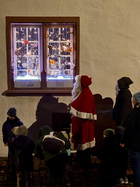 Der Samichlaus besuchte die Spielgruppe Oeschgen. Foto: zVg