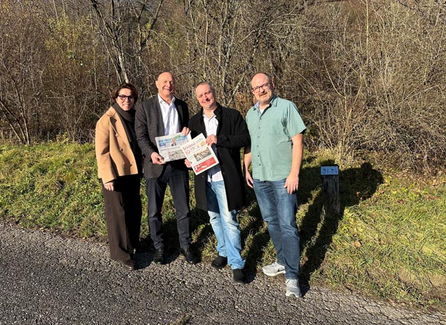 Die beiden Fricktaler Verlegerfamilien Herzog und Moser arbeiten bei der Herausgabe der Wochenzeitung ab dem 1. Januar 2026 eng zusammen. Carmela Herzog (links), Walter Herzog, Ciril Moser und Sascha Moser haben am Montag den Kooperationsvertrag unterzeichnet. Foto: zVg