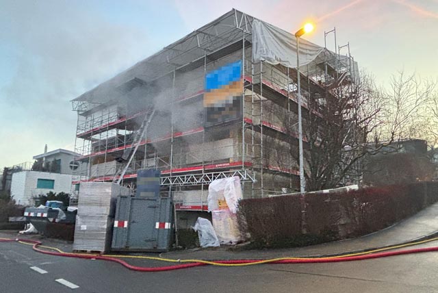 In einem Mehrfamilienhaus in Bottmingen brach am Freitag ein Feuer aus.