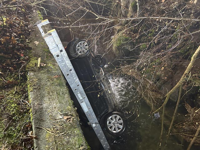 Ein Auto landete im Bach, aber der Fahrer kam mit leichten Verletzungen davon.