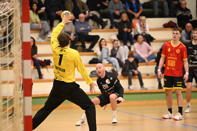 Eine von 14 Santeler-Paraden gegen «Legende» Robert Weber. Foto: Christine Steck