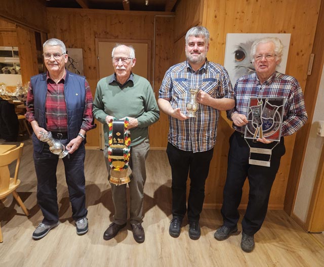 Bild (von links): Ernst Lienhard (Jahresmeister Kat. Sport), Andreas Krähenbühl (Meister kleine Jahresmeisterschaft, Markus Stempfel (Gewinner des Stgw.-90-Wanderpreises) und Kurt Bühler (Jahresmeister Kat. Ordonnanz). Foto: zVg