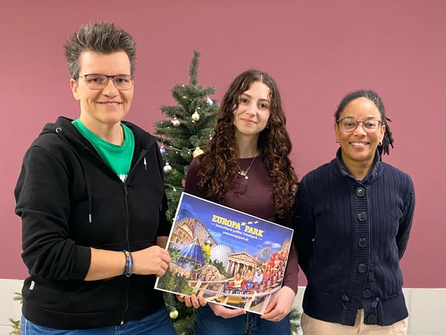 Amira Ferrari (Mitte), die Gewinnerin des Zeichnungswettbewerbs, erhält im Beisein von Mary Anne Dillier, Lehrerin an der Oberstufe Kaiseraugst (rechts), von Barbara Gallotti, Kommunikation und Marketing im Alterszentrum Rinau Park, einen Wertgutschein für den Europapark. Foto: zVg